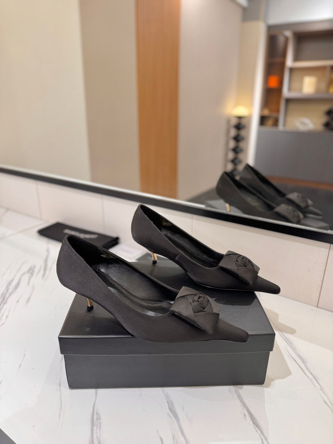 Factory e:  YSL Saint Laurent Camellia Stiletto High Heels Who can refuseA  of Saint Laurent high heels with their own French luxury!This 4.5cm kitten heel combines eleganceAnd tical