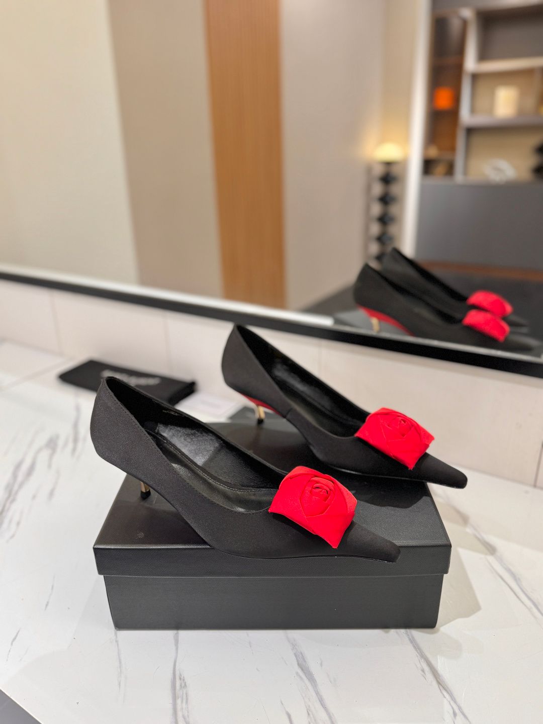Factory e:  YSL Saint Laurent Camellia Stiletto High Heels Who can refuseA  of Saint Laurent high heels with their own French luxury!This 4.5cm kitten heel combines eleganceAnd tical
