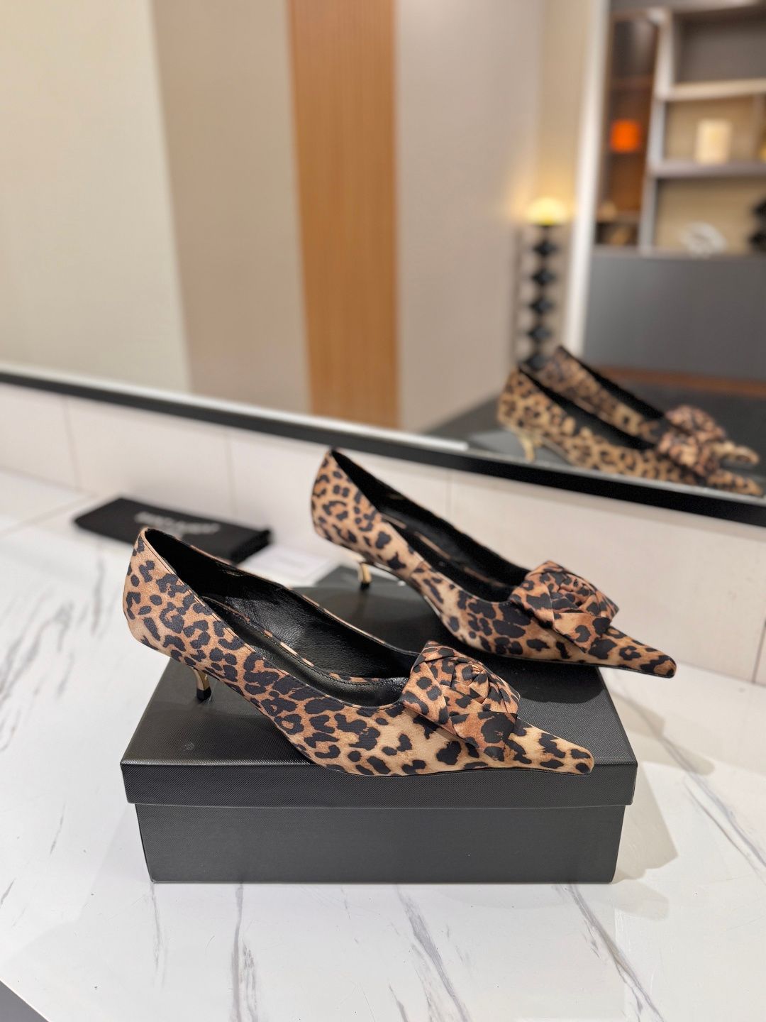 Factory e:  YSL Saint Laurent Camellia Stiletto High Heels Who can refuseA  of Saint Laurent high heels with their own French luxury!This 4.5cm kitten heel combines eleganceAnd tical