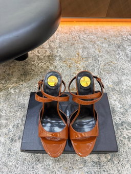 AutumnAnd WinterWho can refuse YSL high heels, claiming to be the magic of cutting off men, you deserve to have them Fabric nt leather Inner sheen Leather soleElegant style createsA di