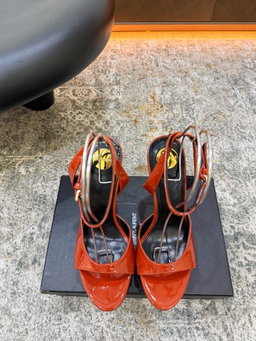 AutumnAnd WinterWho can refuse YSL high heels, claiming to be the magic of cutting off men, you deserve to have them Fabric nt leather Inner sheen Leather soleElegant style createsA di