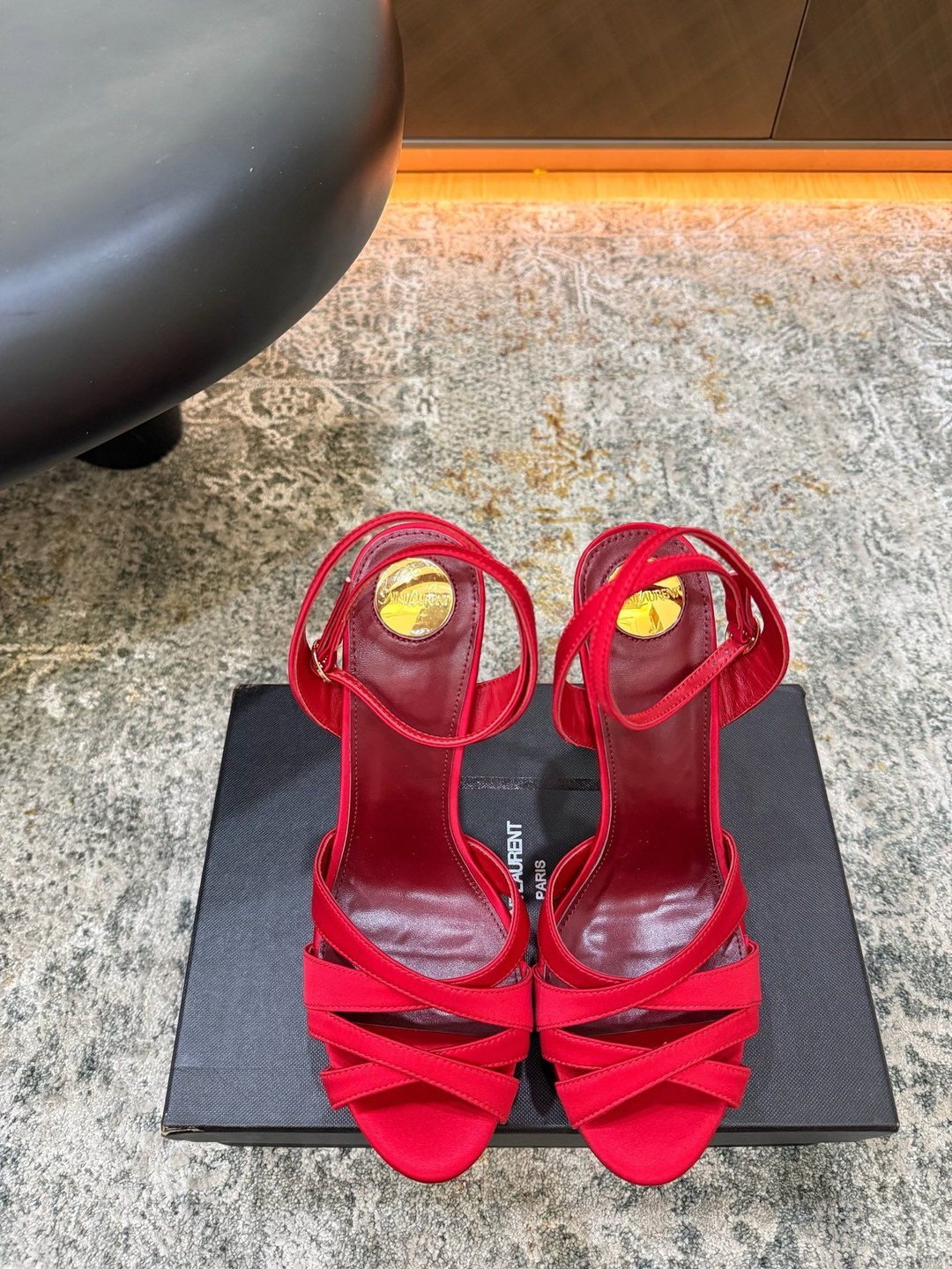 AutumnAnd WinterWho can refuse YSL high heels, claiming to be the magic of cutting off men, you deserve to have them Fabric: Real silk Inner sheen Leather soleElegant style createsA differ