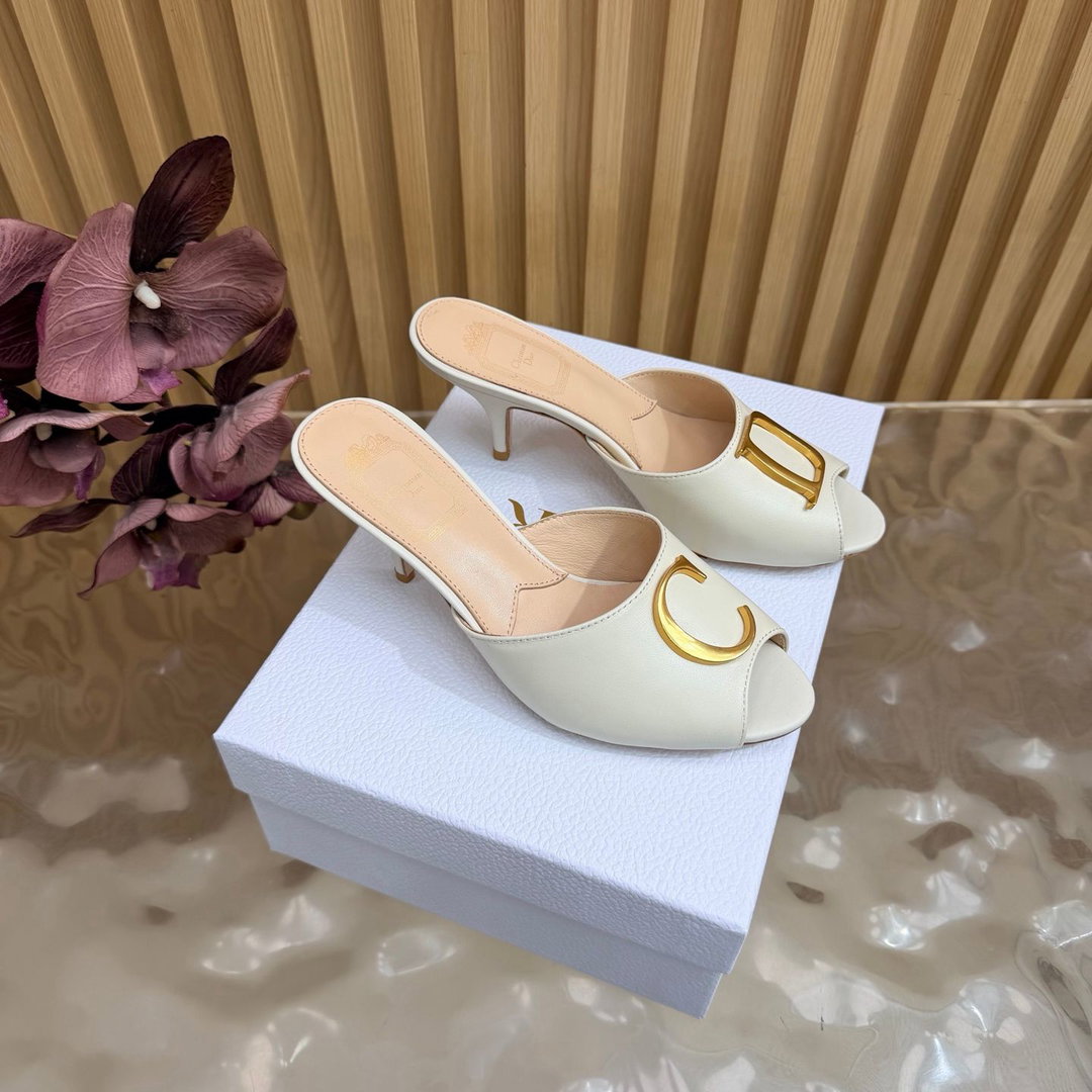 All girls! The one you must keer yourself DIOR 2026/ Sg/Summer New ucts: Ancient Style, Girl's Heart Blows Out. This of high heels is comely designed to fit girls' erences, wi