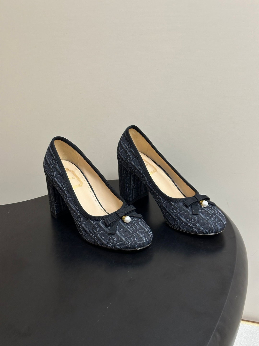 -26Ss New Dior D-Ballet Bow l Buckle Ballet Coarse Follow Shoes Shallow High HeelsThis ballet shoe incortes Dior haute couture elements to reinter classic erns. Crafted with carefu