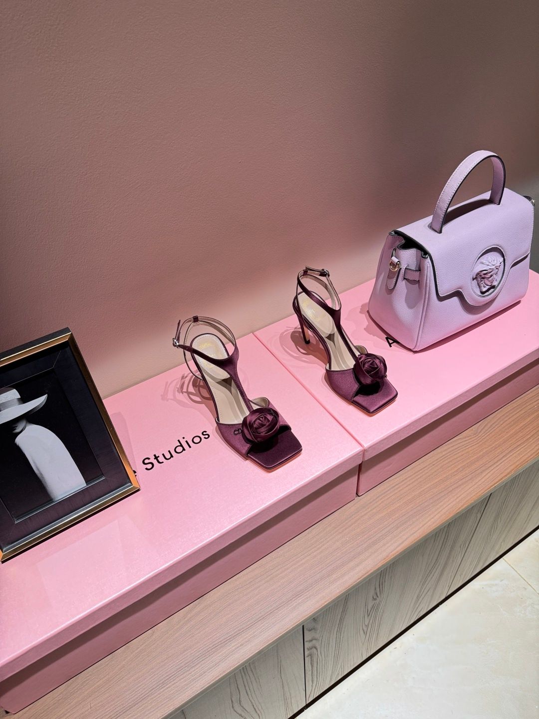 Dior floral decorated high heels. The com beauty of an economic ung od Immerse yourself in the Tuileries GardenDior 2026 Autumn/Winter Collection invites viewer