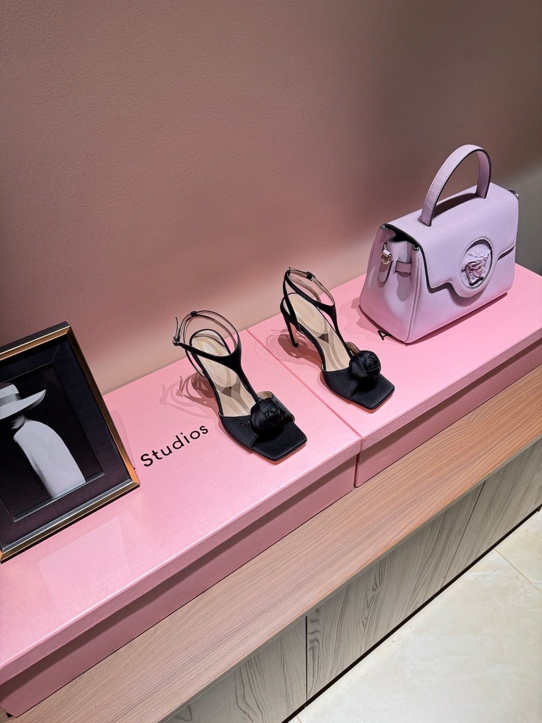 Dior floral decorated high heels. The com beauty of an economic ung od Immerse yourself in the Tuileries GardenDior 2026 Autumn/Winter Collection invites viewer