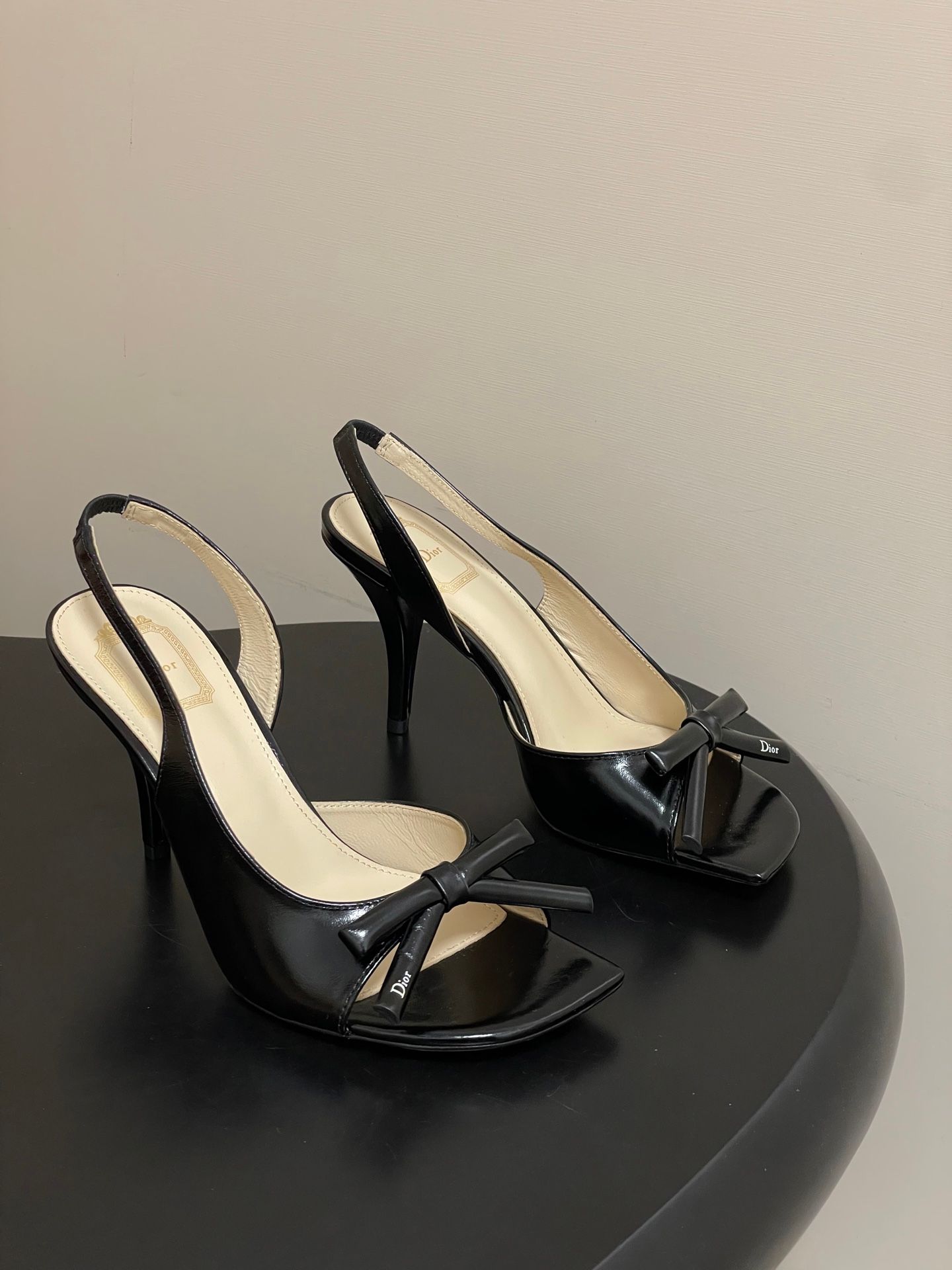 -26ss Sg/Summer New Dior Latest runway style D-Bow sandals with heel and exd heel, CD letter bow high heels, exd toes, fish mouth, emback high-heeled sandalsThis Dior Bow sandals w_0