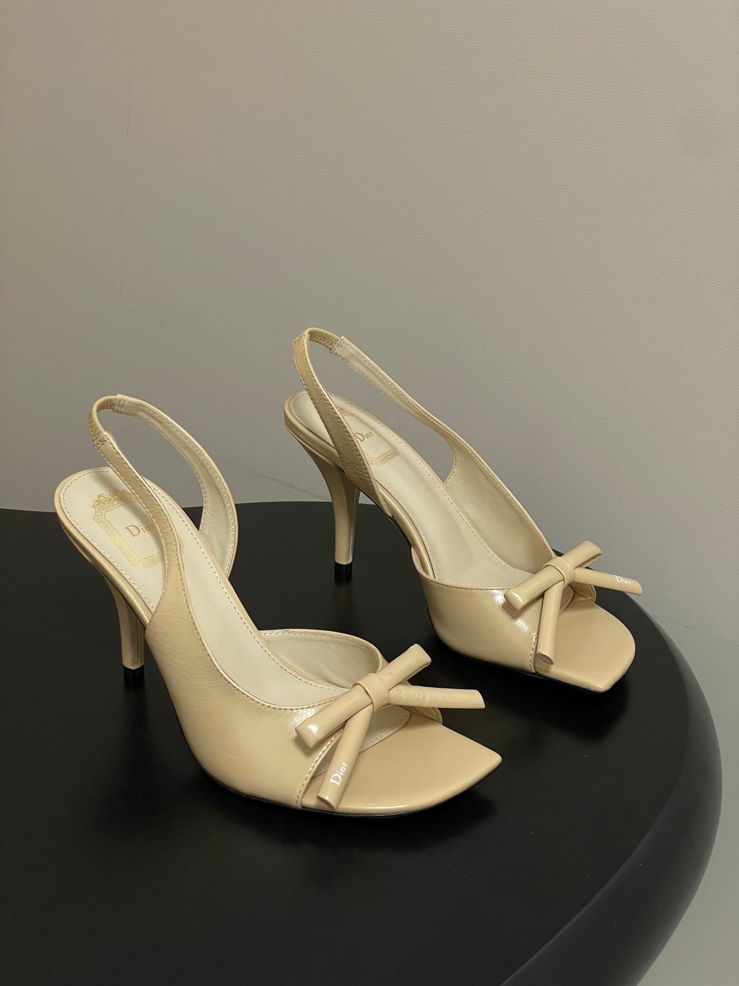 26ss Sg/Summer New Dior Latest runway style D-Bow sandals with heel and exd heel, CD letter bow high heels, exd toes, fish mouth, emback high-heeled sandalsThis Dior Bow sandals wi_0