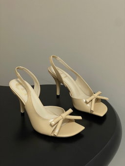 26ss Sg/Summer New Dior Latest runway style D-Bow sandals with heel and exd heel, CD letter bow high heels, exd toes, fish mouth, emback high-heeled sandalsThis Dior Bow sandals wi