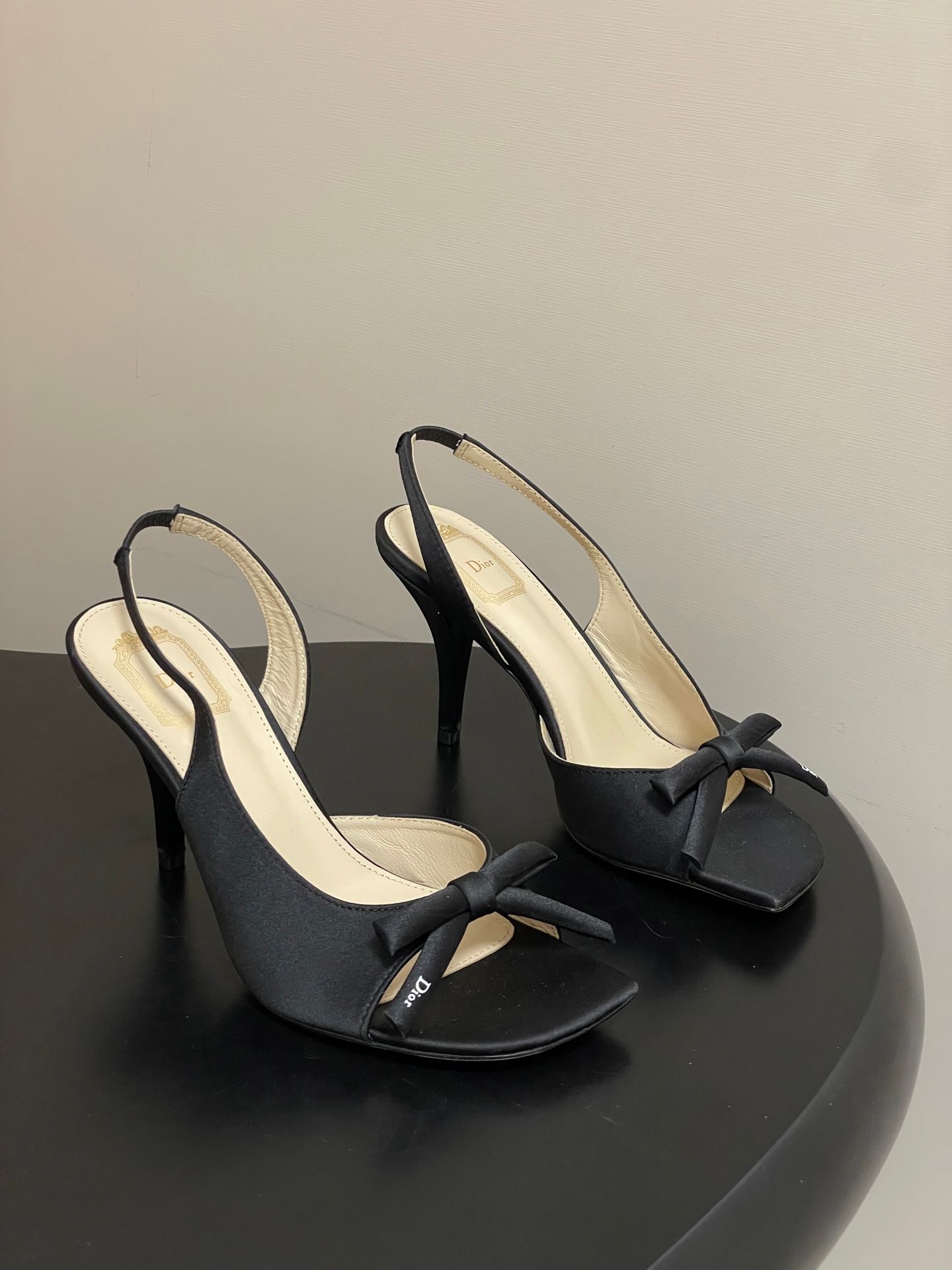 26ss Sg/Summer New Dior Latest runway style D-Bow sandals with heel and exd heel, CD letter bow high heels, exd toes, fish mouth, emback high-heeled sandalsThis Dior Bow sandals wi_0