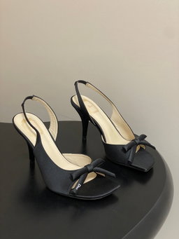 26ss Sg/Summer New Dior Latest runway style D-Bow sandals with heel and exd heel, CD letter bow high heels, exd toes, fish mouth, emback high-heeled sandalsThis Dior Bow sandals wi