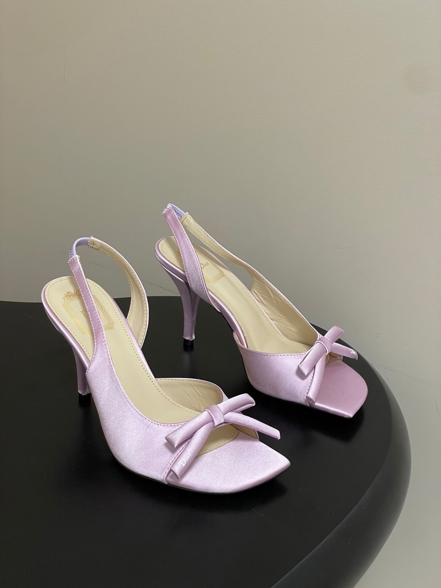 -26ss Sg/Summer New Dior Latest runway style D-Bow sandals with heel and exd heel, CD letter bow high heels, exd toes, fish mouth, emback high-heeled sandalsThis Dior Bow sandals w_0