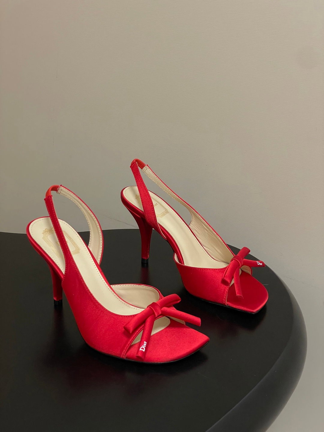 -26ss Sg/Summer New Dior Latest runway style D-Bow sandals with heel and exd heel, CD letter bow high heels, exd toes, fish mouth, emback high-heeled sandalsThis Dior Bow sandals w
