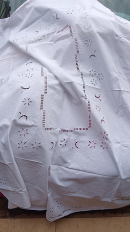 Nappe de table friperie brodé