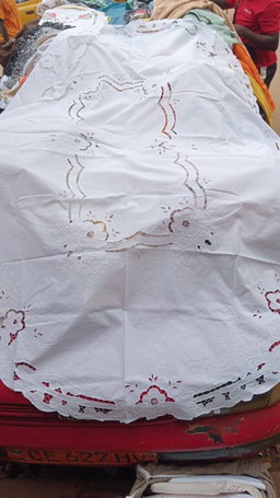 Nappe de table friperie brodé