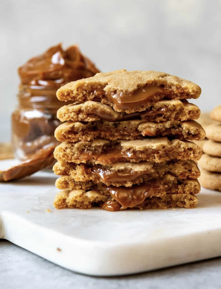 Cookie de almendras con relleno de dulce de leche