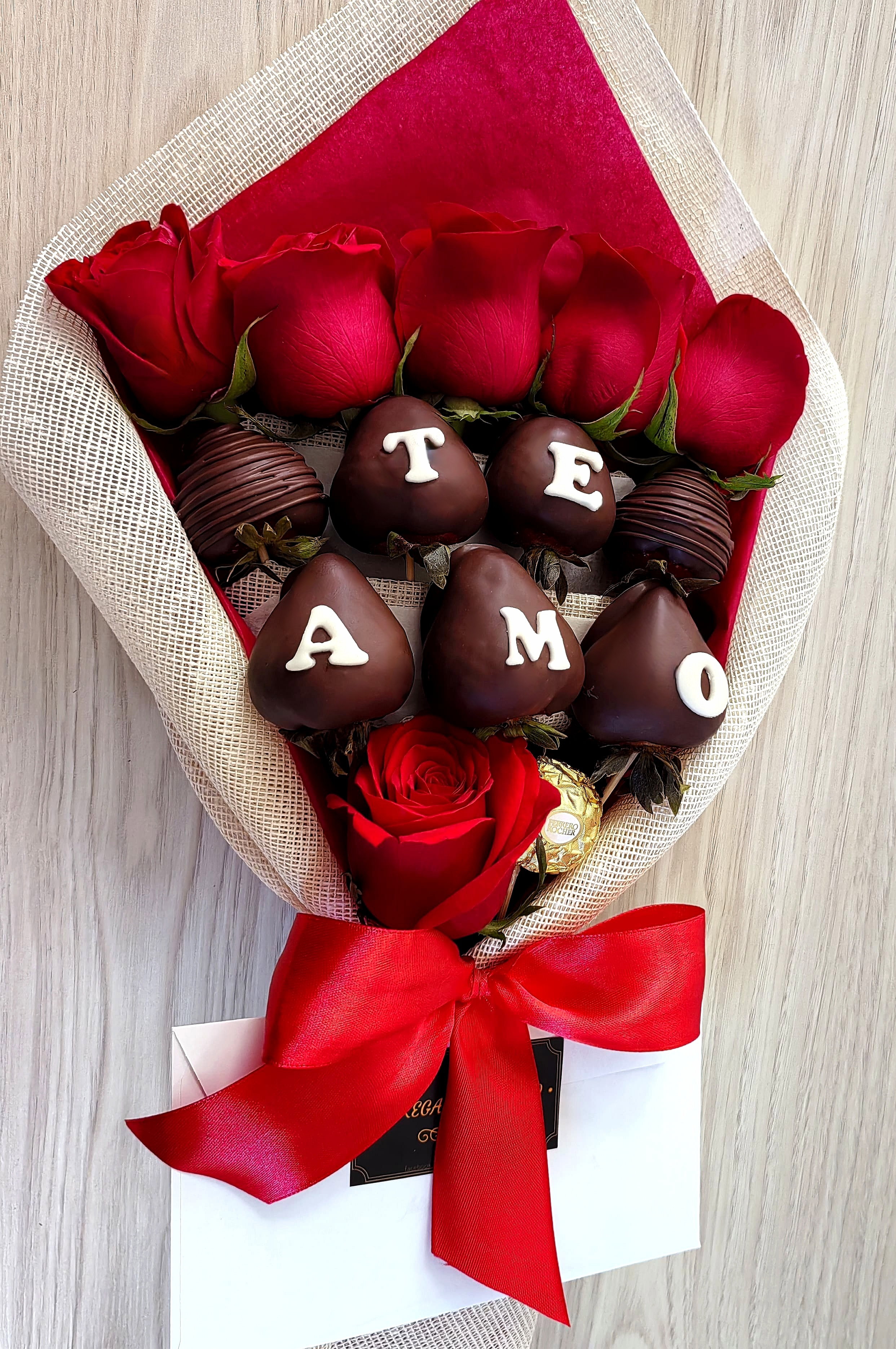 Ramo te amo (fresas y rosas)