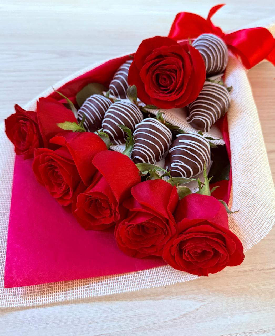 Ramo rosas y fresas (rosas rojas)