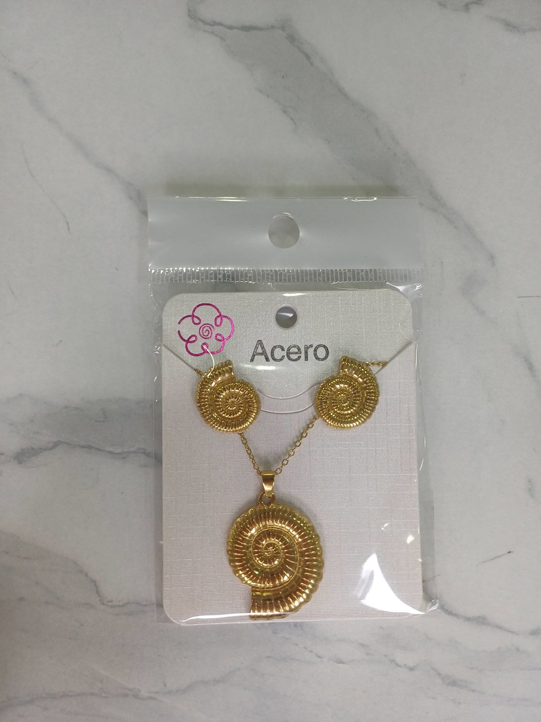 Conjunto de pendientes y colgante caracola