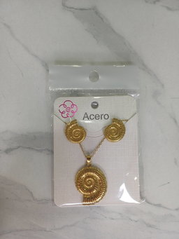 Conjunto de pendientes y colgante caracola