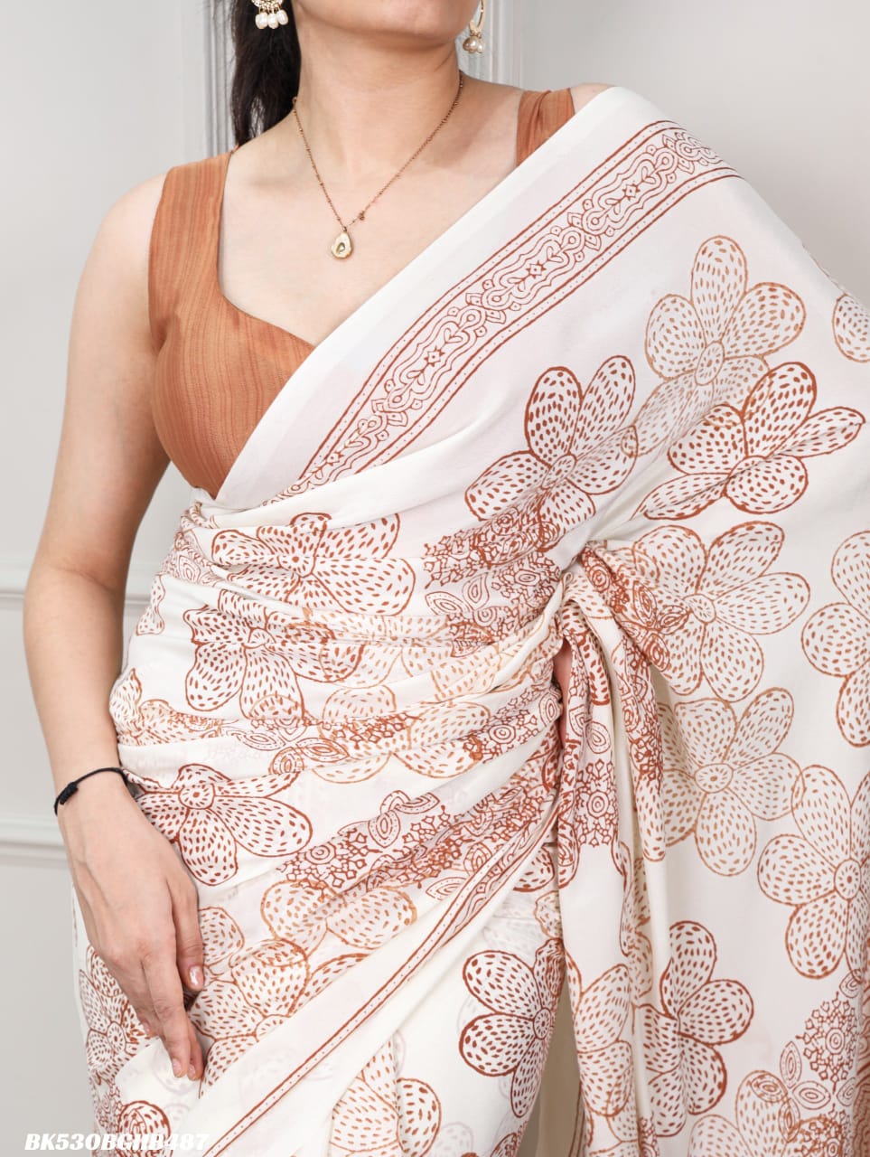 Silky smooth texture and artistic floral detailing Saree SM3_2