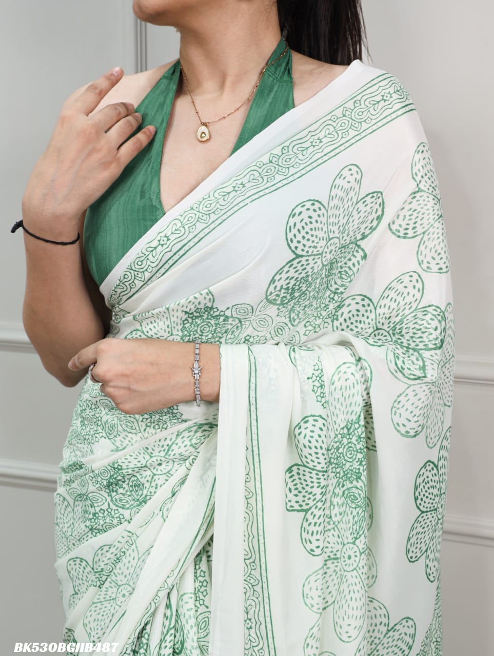 Silky smooth texture and artistic floral detailing Saree SM3_3