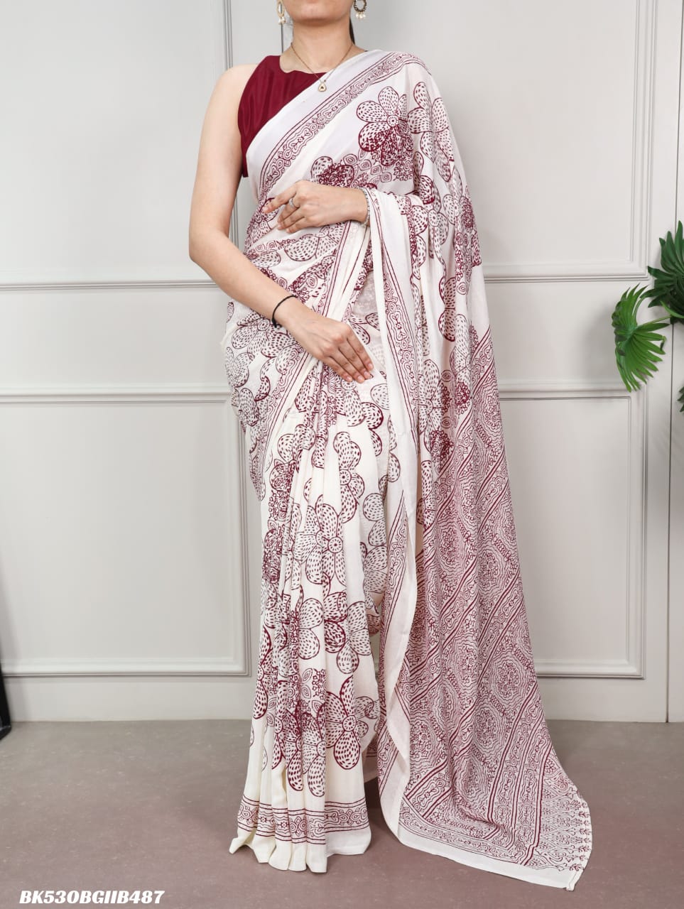 Silky smooth texture and artistic floral detailing Saree SM3_4