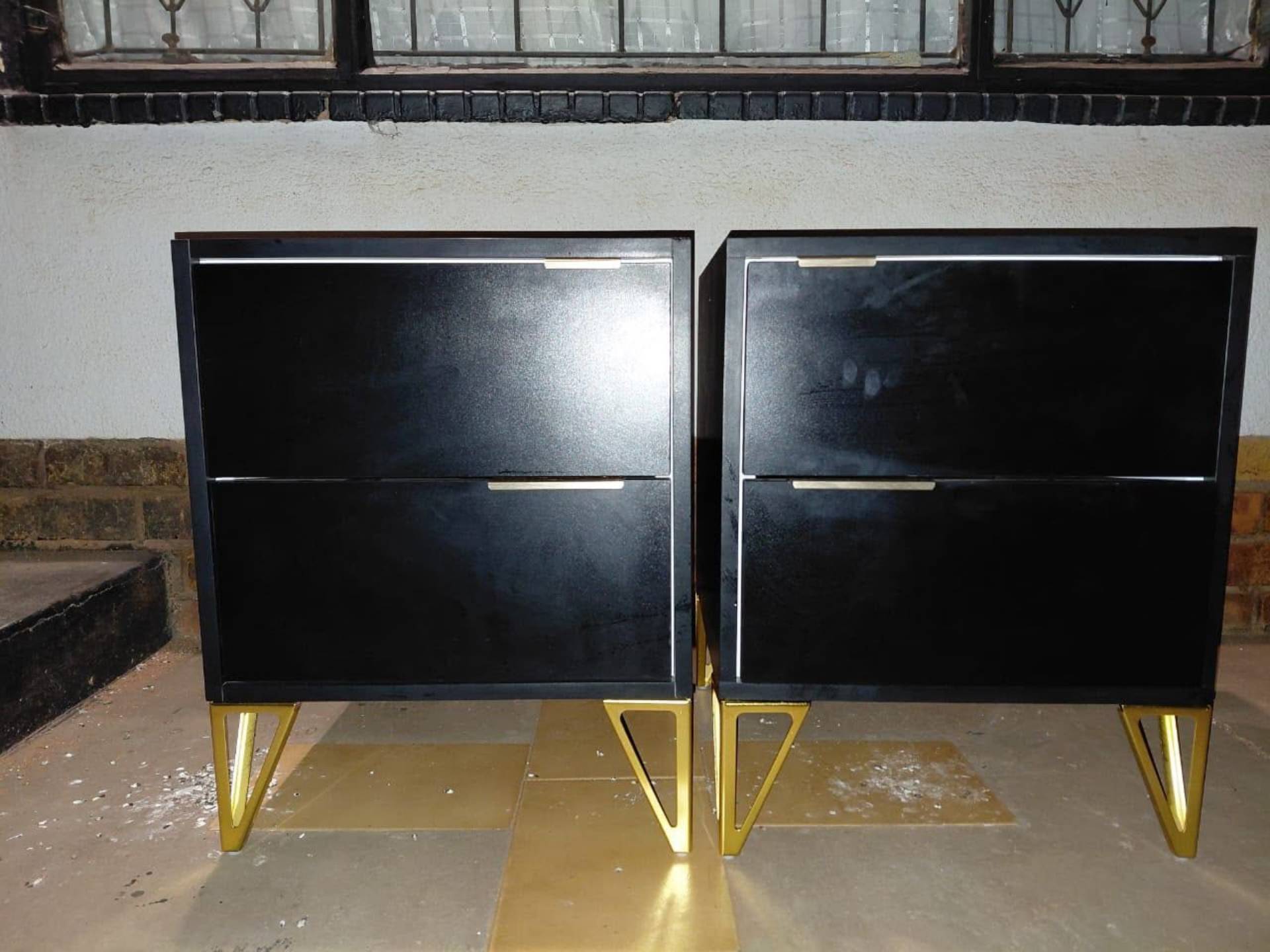 Black pedestal set