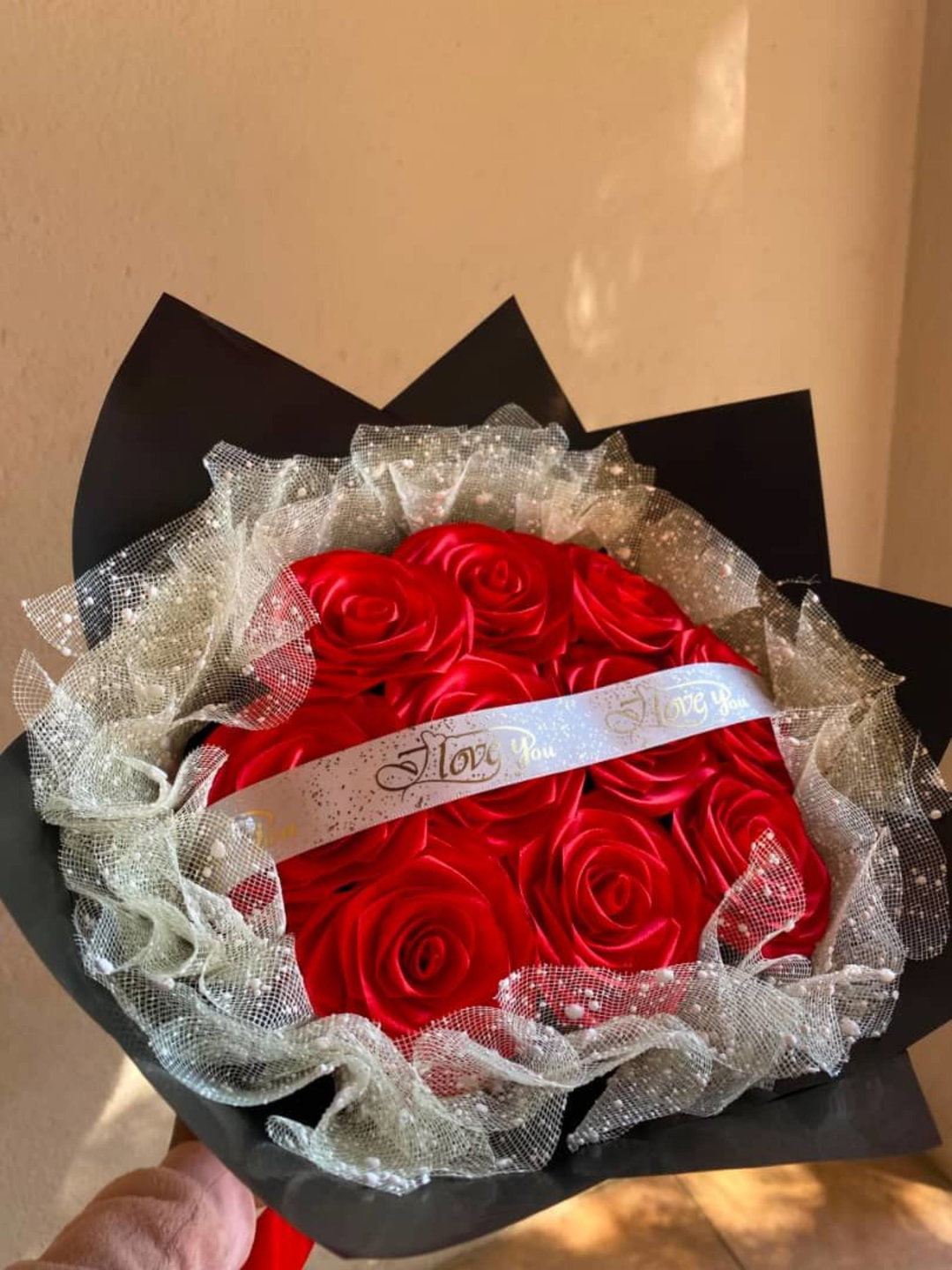 Red love ribbon roses