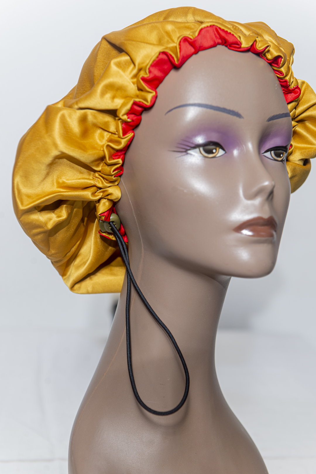 Bonnet en satin avec lacet