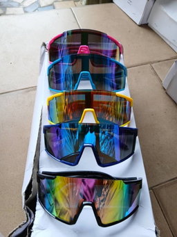 Multicolore lunettes de soleil