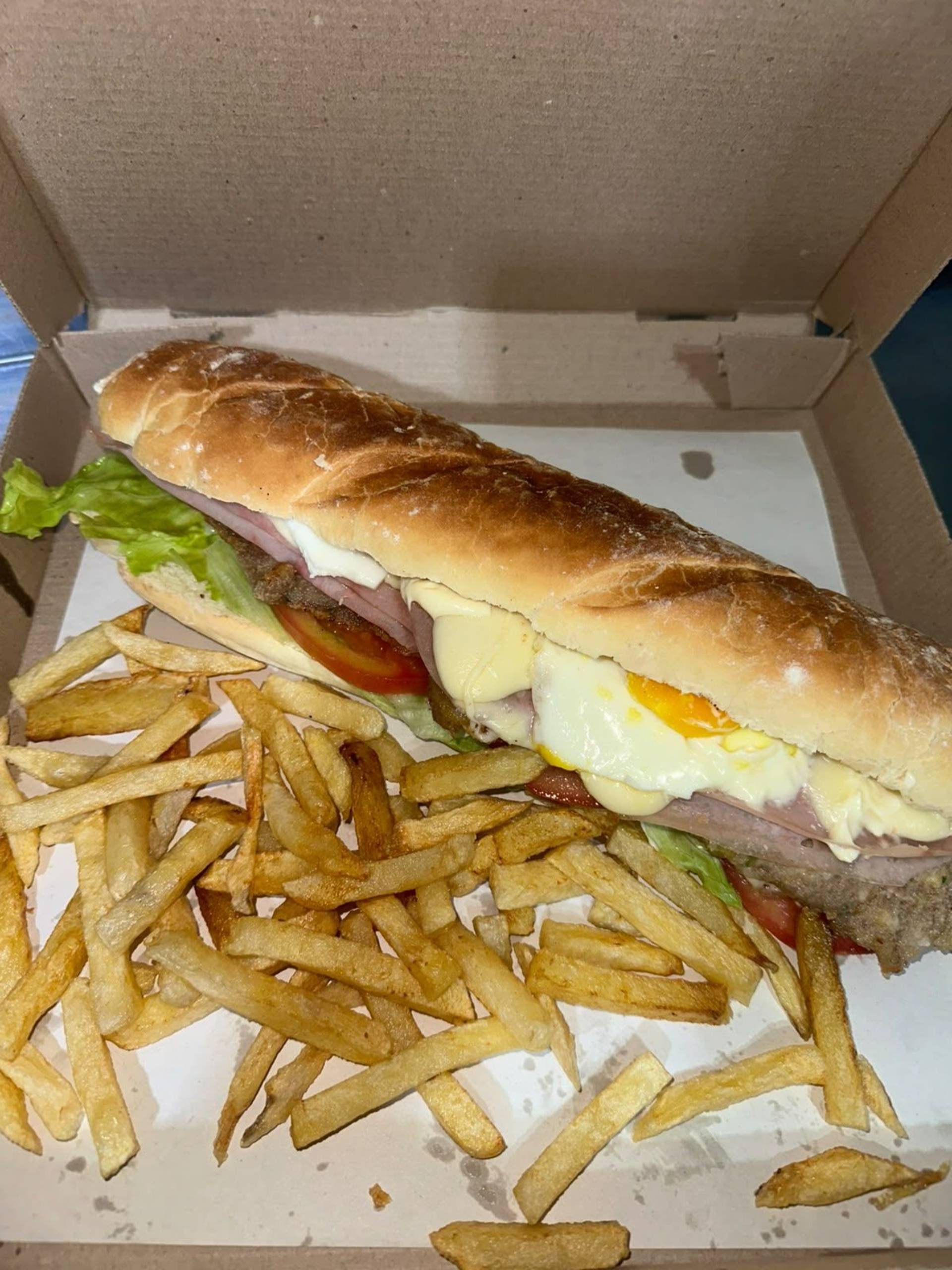 Sandwich completo ( Lechuga tomate jamón queso huevo frito)_0