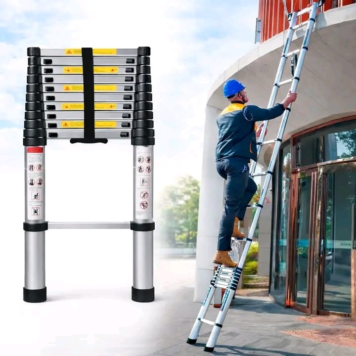 A telescopic extension ladder 3.5m (11steps)