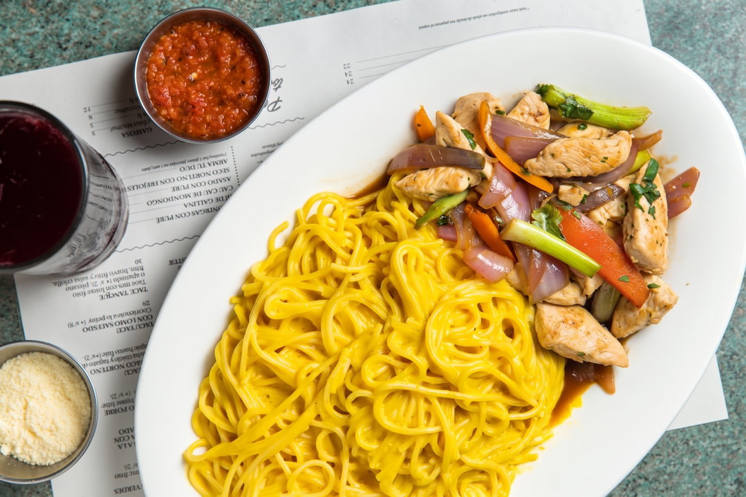 Tallarines a la Huancaína con Pollo Saltado