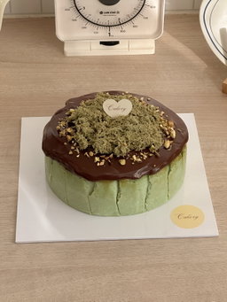 Dubai Pistachio Chocolate Basque Burnt Cheesecake