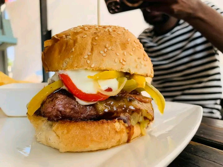 Solid liquid eatery _4