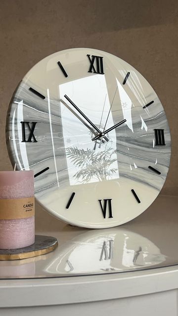 Horloge murale en résine
