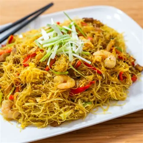 SINGAPORE FRIED RICE NOODLE