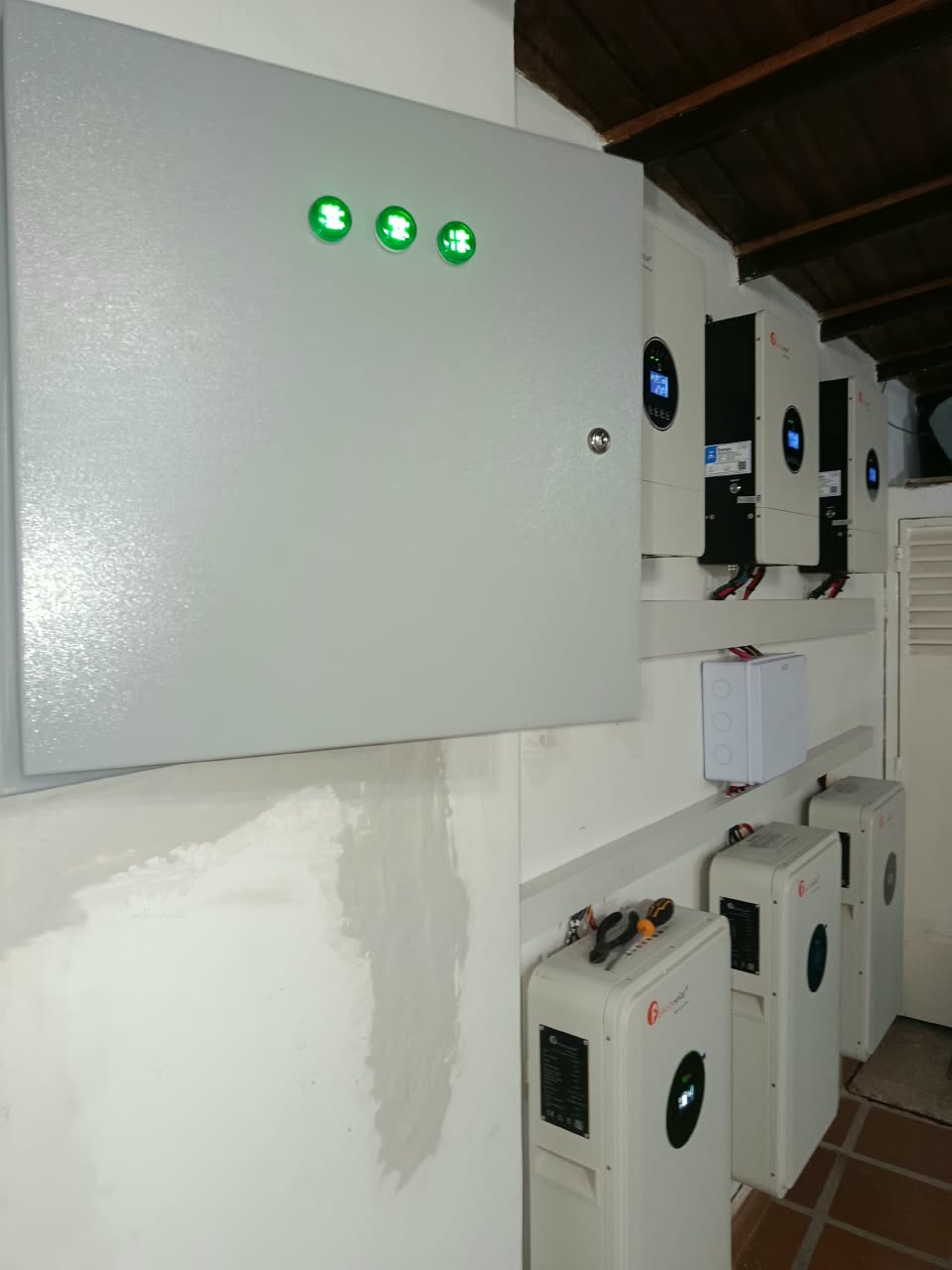 FELICITYSOLAR KIT TRFASICO 15KW CON TRES (3) INVERSORES DE 5KW PARALELIZADOS CON TRES (3) BATERÍA DE 100Ah - TOTAL 300Ah). _1