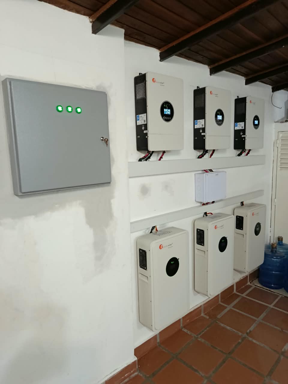 FELICITYSOLAR KIT TRFASICO 15KW CON TRES (3) INVERSORES DE 5KW PARALELIZADOS CON TRES (3) BATERÍA DE 100Ah - TOTAL 300Ah).