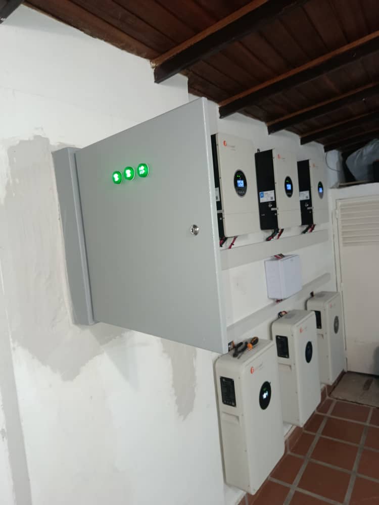FELICITYSOLAR KIT INVERSOR TRFASICO 15KW CON TRES (3) INVERSORES DE 5KW PARALELIZADOS CON TRES (3) BATERÍA DE 100Ah - TOTAL 300Ah). _2