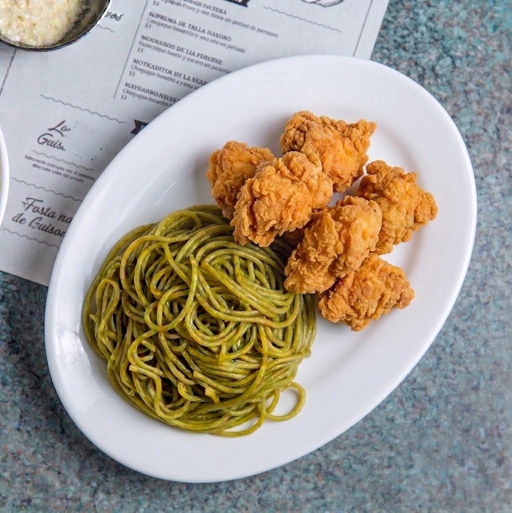 Tallarines Verdes con Chicharrón de Pollo_0