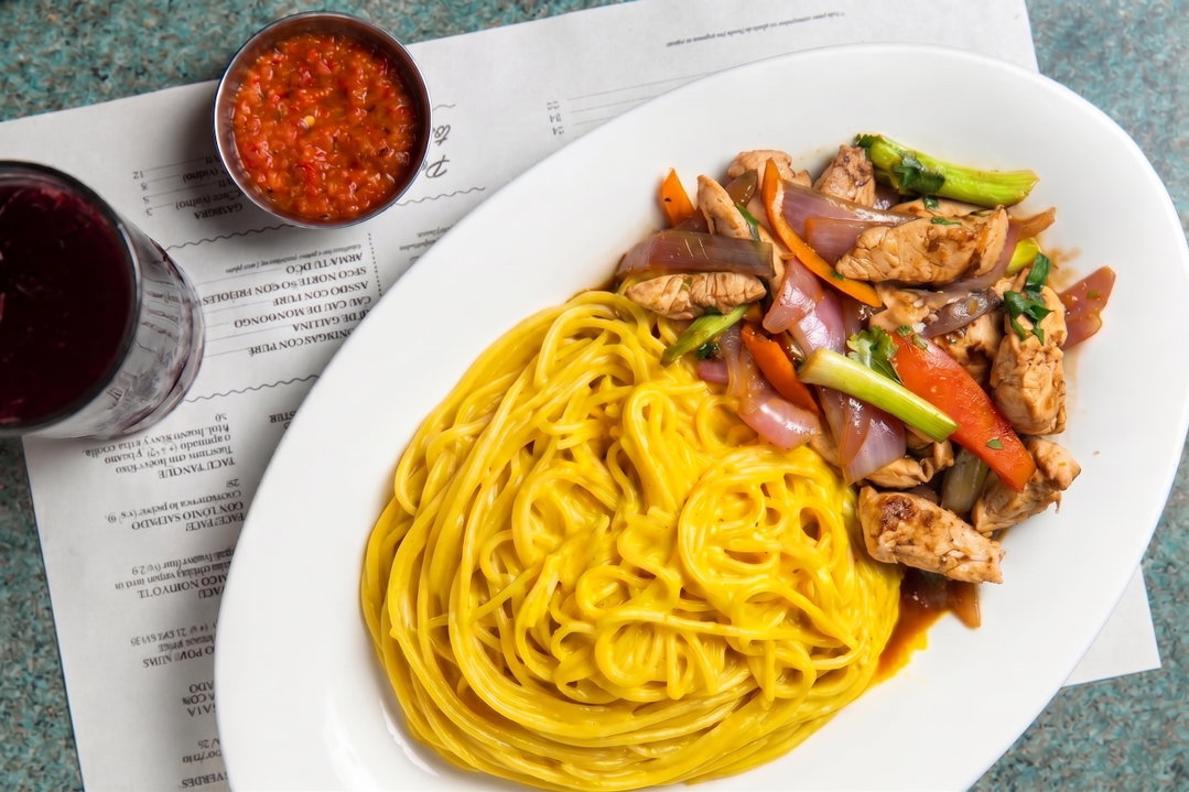 Tallarines a la Huancaína con Pollo Saltado