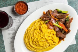 Tallarines a la Huancaína con Lomo Saltado