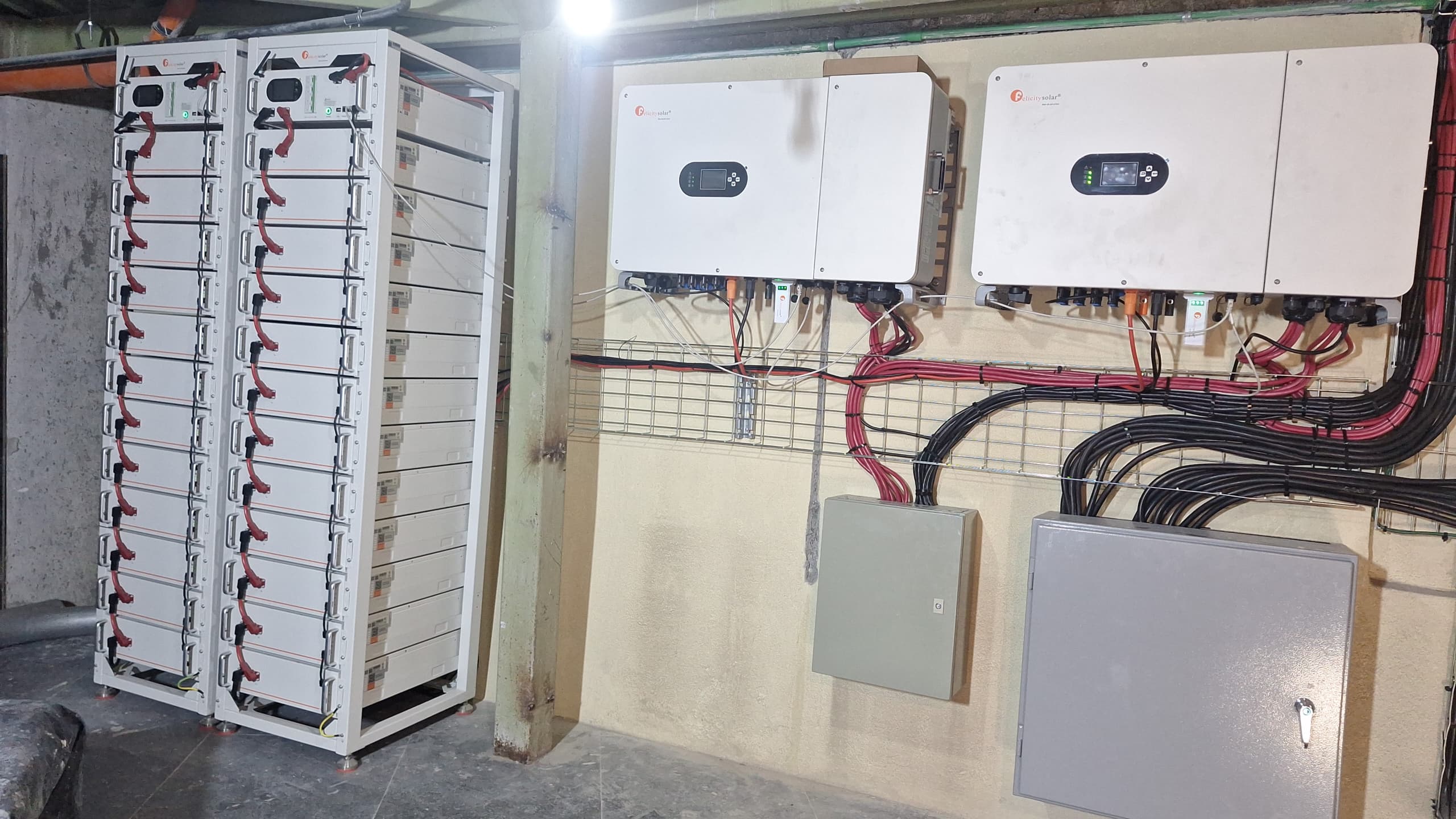 FELICITYSOLAR KIT DE INVERSORES DE 50KW POTENCIA REAL Trifásico de Alto Voltaje 120 VAC / 208 VAC ​CON RESPALDO DE 8 HORAS ​CON DOS RACK DE BATERÍAS DE 1.200 VDC_3