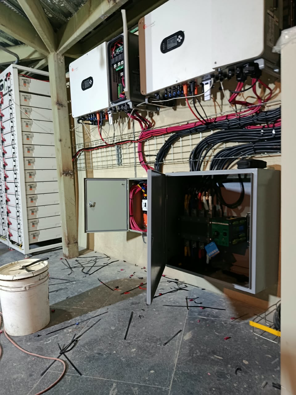  KIT DE INVERSORES DE 50KW POTENCIA REAL Trifásico de Alto Voltaje 120 VAC / 208 VAC ​CON RESPALDO DE 8 HORAS ​CON DOS RACK DE BATERÍAS DE 1.200 VDC_1