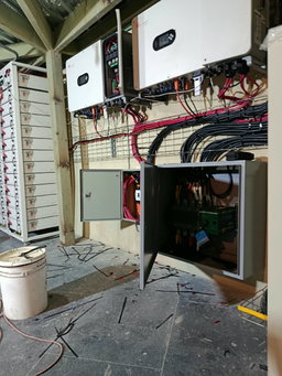  KIT DE INVERSORES DE 50KW POTENCIA REAL Trifásico de Alto Voltaje 120 VAC / 208 VAC ​CON RESPALDO DE 8 HORAS ​CON DOS RACK DE BATERÍAS DE 1.200 VDC