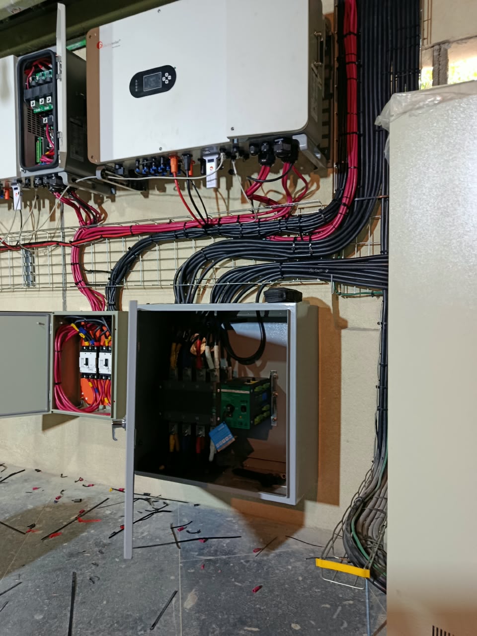  KIT DE INVERSORES DE 50KW POTENCIA REAL Trifásico de Alto Voltaje 120 VAC / 208 VAC ​CON RESPALDO DE 8 HORAS ​CON DOS RACK DE BATERÍAS DE 1.200 VDC_2