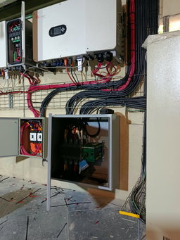  KIT DE INVERSORES DE 50KW POTENCIA REAL Trifásico de Alto Voltaje 120 VAC / 208 VAC ​CON RESPALDO DE 8 HORAS ​CON DOS RACK DE BATERÍAS DE 1.200 VDC