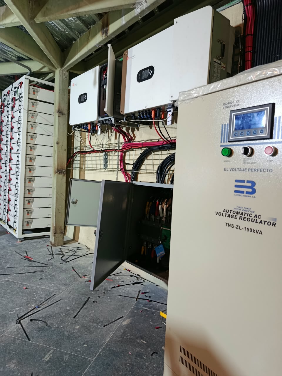 KIT DE INVERSORES DE 50KW POTENCIA REAL Trifásico de Alto Voltaje 120 VAC / 208 VAC CON RESPALDO DE 8 HORAS CON DOS RACK DE BATERÍAS DE 1.200 VDC